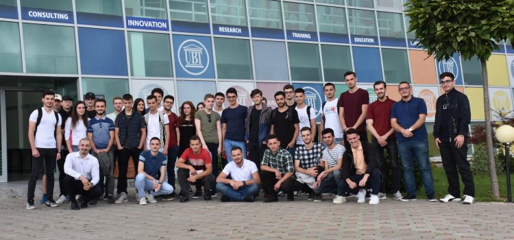Maturantë nga Prishtina dhe Ferizaji marrin pjesë në trajnimin “UBT Summer of Code 2018”